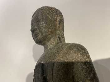 Een Thaise zandstenenen figuur van Boeddha, Khmer, Lopburi, 12/14e eeuw